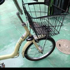 クリーム色 シティサイクル チャイルドシート付きの画像