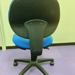 オフィスチェアー　キャスター付き　座面、背もたれ大きめ、クッション厚めの画像
