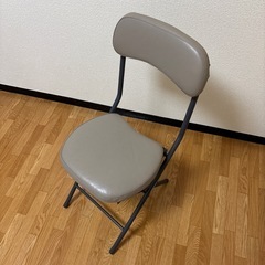 折りたたみ椅子の画像