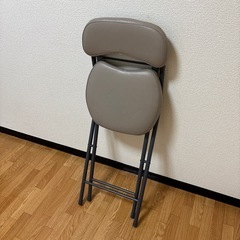 折りたたみ椅子の画像