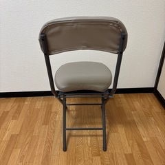 折りたたみ椅子の画像