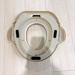 西松屋　補助便座　抗菌ハンドルつきソフトシート　　　の画像