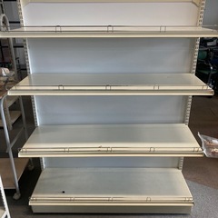 これはゴンドラ什器と呼ばれる、店舗で商品を陳列するために使われる棚です。スチール製で組み替えが可能で、スーパーマーケットやドラッグストアなどでよく見られますの画像