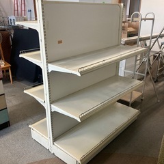 これはゴンドラ什器と呼ばれる、店舗で商品を陳列するために使われる棚です。スチール製で組み替えが可能で、スーパーマーケットやドラッグストアなどでよく見られますの画像