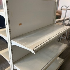 これはゴンドラ什器と呼ばれる、店舗で商品を陳列するために使われる棚です。スチール製で組み替えが可能で、スーパーマーケットやドラッグストアなどでよく見られますの画像