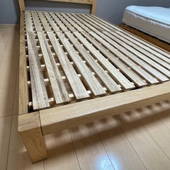 無印良品セミダブルベットフレーム、マットレスの画像
