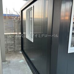 雨避け＋ガラス戸でオシャレ度UP! 店舗や事務所にも最適 現地組立式プレハブハウス 断熱入り 即使用可能 全国OKの画像