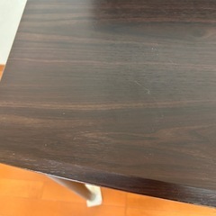 机、作業デスクの画像