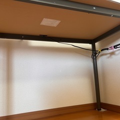 机、作業デスクの画像