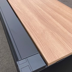 【OF-42】美品 コクヨ ワークヴィスタ 定価16万  平デスク ナチュラル/ブラック 平デスク 事務机 オフィスデスク PCデスク 平机 ワーク 執務机 カフェスタイル 2点組み合わせればフリーアドレスデスクとしても　検)事務机　オフィス チェア　会議 椅子　ロッカー　ミーティングテーブル　応接ソファ 店舗 事務所 什器　書庫 本棚 ラック デスク スチール 美品多数 格安 【中古オフィス家具】の画像