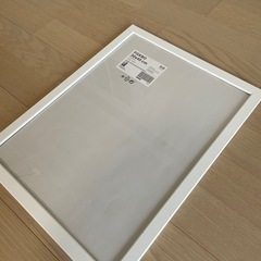 IKEA FISKBO 30×40cm フォトフレーム 白の画像