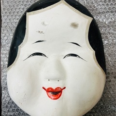 伝統的な日本の面 白地に黒髪 お面 おめん おかめ オカメ 岡目 能面
