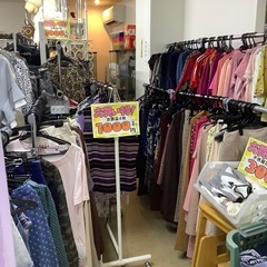 大セール中　衣料4着1000円　子供服詰め放題300円の画像