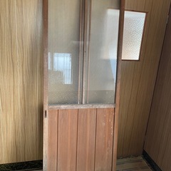 昭和レトロなガラス戸の画像