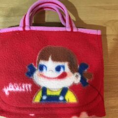 🩷AGE２９以下０円若者無料応援品【４】赤・暖色系シリーズ ぺこちゃんマーク膝掛け　折りたたみ？の画像