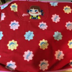 【４】赤・暖色系シリーズ ぺこちゃんマーク膝掛け　折りたたみ？