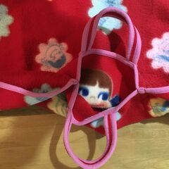 🩷AGE２９以下０円若者無料応援品【４】赤・暖色系シリーズ ぺこちゃんマーク膝掛け　折りたたみ？の画像