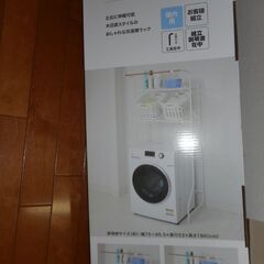 洗濯機ラック 2段 バスケット棚付 上 タオル 収納 ハンガー掛け かご付き ランドリーラック 組み立て 簡単 木目調 スチールパイプ 伸縮式 コーナンオリジナル LIFELEXの画像