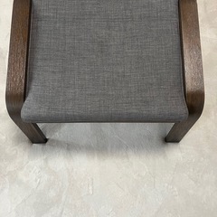 IKEAのポエング　オットマン付きの画像