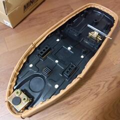 アウトスタンディング　HONDA　スーパーカブ　カスタム専用　ダブルシート　ライトブラウン/ブラウンパイピングの画像