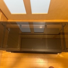 ガラス製テレビ台の画像