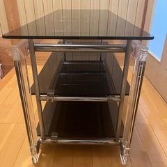 ガラス製テレビ台の画像