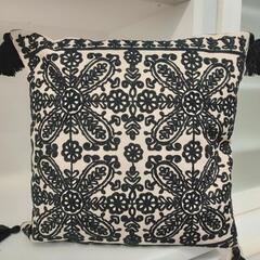 ★ 新品❗クッション  刺繍  タッセル付き  43cm  北九...