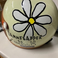 I2506-244 サンアップ バイク用ヘルメット ジェット型 FLOWER サイズ57〜58cm シール有り 素材の劣化具合不明 中古の画像