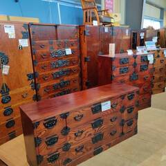 【愛品倶楽部柏店】岩谷堂箪笥 やまびこ1号 3段9杯横長箪笥 拭漆塗り 鋳物南部鉄器金具 羽桐 引手リボンの画像