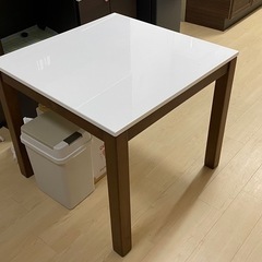 テーブル