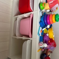 おもちゃ付きIKEA棚の画像