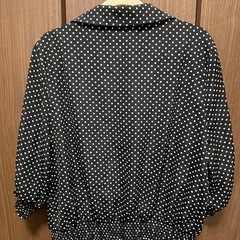 黒地に白の水玉模様 五分袖シャツの画像