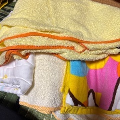 ベビー肌着と、タオル４枚の画像