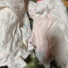 ベビー肌着と、タオル４枚の画像