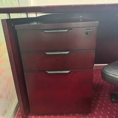 オフィスデスクと椅子1セットの画像