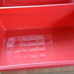 押し入れタンスとプラケース２個の画像