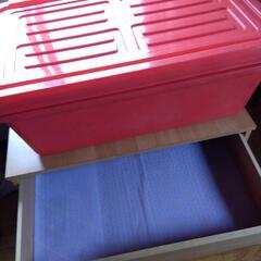 押し入れタンスとプラケース２個の画像