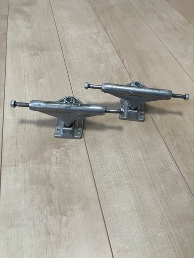 スケートボードトラック　 INDEPENDENT（インディペンデント）クロスロゴ入り　中古