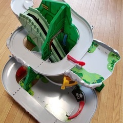 トミカ　トンネルくぐってやまのぼりドライブ