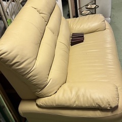 東W11 美品 革製 ベージュ 2人がけソファ  の画像