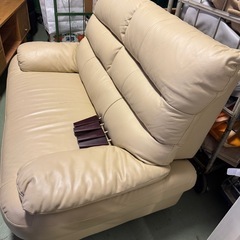 東W11 美品 革製 ベージュ 2人がけソファ  の画像