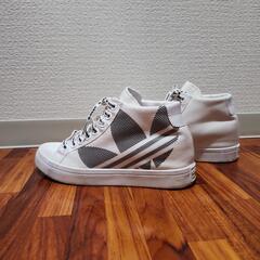【adidasスニーカー　ストライプデザインのハイカットスタイル】