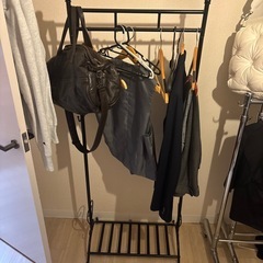 黒いアイアンハンガーラック。安物ですがまぁまぁおしゃれ。