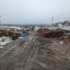 中古サッシ、窓、ドア、その他廃木材の画像