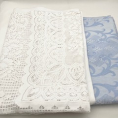 レースのテーブルクロスとシーツ