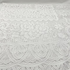 レースのテーブルクロスとシーツの画像