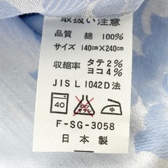 レースのテーブルクロスとシーツの画像