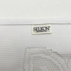 レースのテーブルクロスとシーツの画像