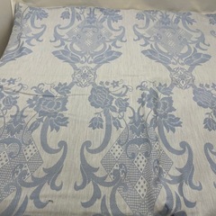 レースのテーブルクロスとシーツの画像