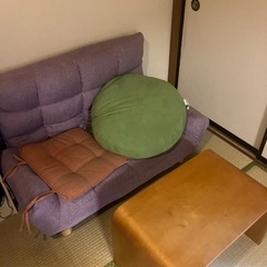 紫ソファとローテーブルの画像